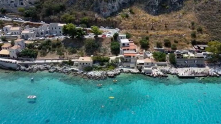 Λιμένι: Το πέτρινο στολίδι της Μάνης με τα γαλαζοπράσινα νερά