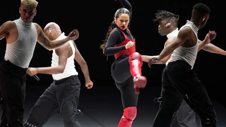 H Rosalia μίλησε ελληνικά στη συναυλία της στην Αθήνα και αποθεώθηκε από το κοινό