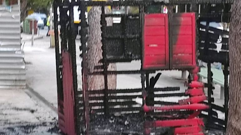 Άλιμος: Πυρπόλησαν το εκλογικό περίπτερο του ΣΥΡΙΖΑ – Φθορές και σε μοτοσικλέτα