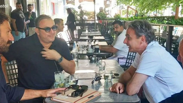 Ο Κυριάκος Μητσοτάκης πίνει καφέ στη Θεσσαλονίκη με τον Αντώνη Ρέμο