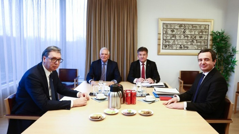 Για νέες εκλογές με πλήρη συμμετοχή κάλεσε ο Μπορέλ μετά τις διαπραγματεύσεις με Κούρτι και Βούτσιτς