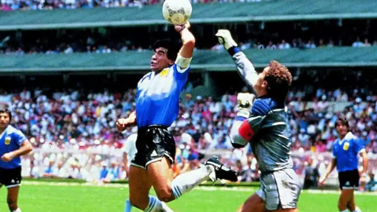Ντιέγκο Μαραντόνα: 37 χρόνια από «το χέρι του Θεού» και το «γκολ του αιώνα»!