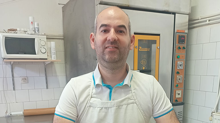 Ζαχαροπλάστης από τη Νέα Πέλλα φτιάχνει κούκλες με παραδοσιακές φορεσιές από ζαχαρόπαστα