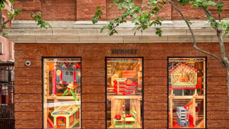 Έκρηξη χρωμάτων στην μπουτίκ Hermès στη Σανγκάη