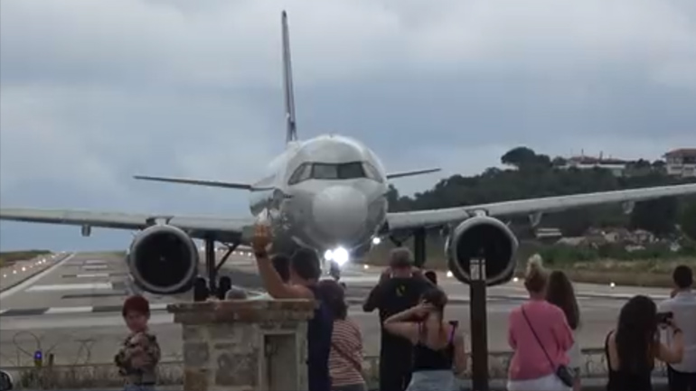 Σκιάθος: Αεροπλάνο σηκώνει στον αέρα τουρίστες που στέκονται για να το φωτογραφίσουν