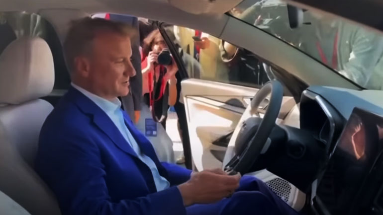 Νέο Lada Vesta Aura – Η στιγμή που ο Ρώσος υπουργός προσπαθεί να βάλει το αμάξι μπροστά και αυτό αρνείται