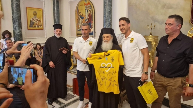 Άρης: Επισκέφτηκε τον Ναό της Αναστάσεως στα Ιεροσόλυμα και παρέδωσε φανέλα στον πατριάρχη Θεόφιλο Γ’
