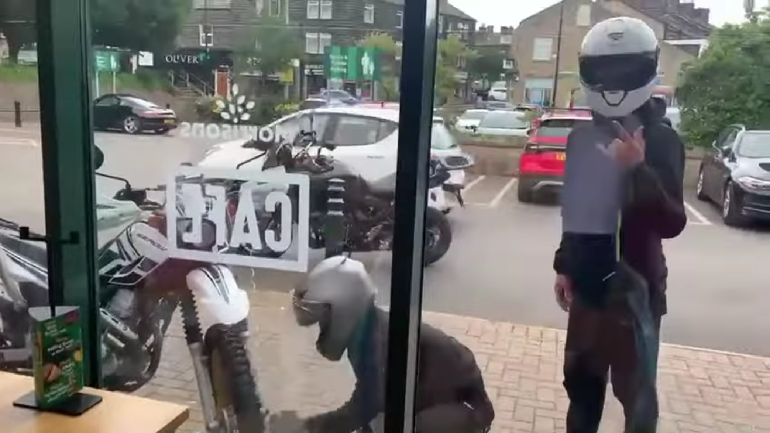 Απίστευτο! Κλέβουν ανενόχλητοι μοτοσυκλέτα μέρα μεσημέρι με πολλούς μάρτυρες