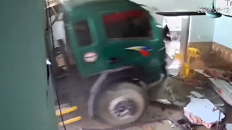 Ανεξέλεγκτο φορτηγό πέφτει πάνω σε κτίριο