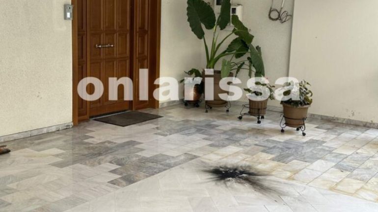 Εξερράγησαν εκρηκτικοί μηχανισμοί σε πυλωτή πολυκατοικίας στο κέντρο της Λάρισας