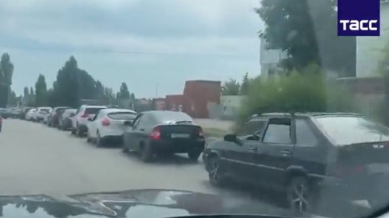 Πανικόβλητοι οι κάτοικοι του Βορονέζ – Ουρές χιλιομέτρων στα πρατήρια καυσίμων