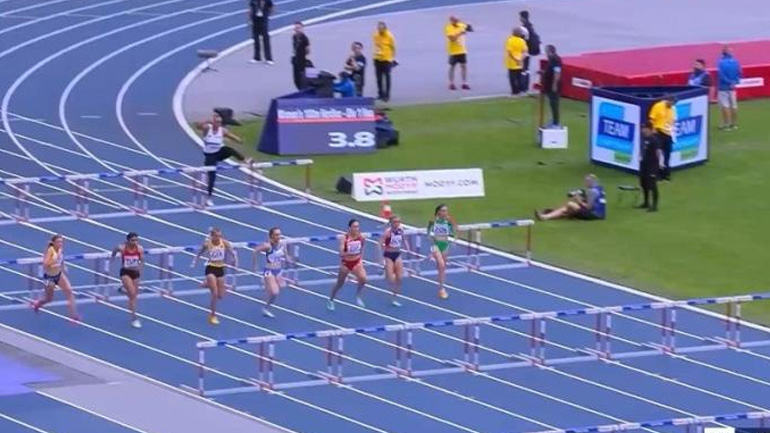 Απίστευτο: Οι Βέλγοι ξέμειναν από δρομείς και έβαλαν… σφαιροβόλο να τρέξει στα 100μ. με εμπόδια!