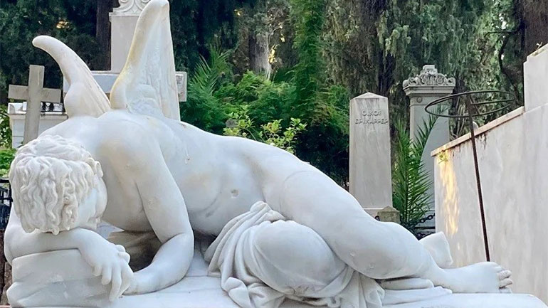 Από το νεκροταφείο του Κεραμεικού στο Πρώτο Αθηνών – Η διαχρονική κοινωνική διαστρωμάτωση του γαλήνιου ύπνου