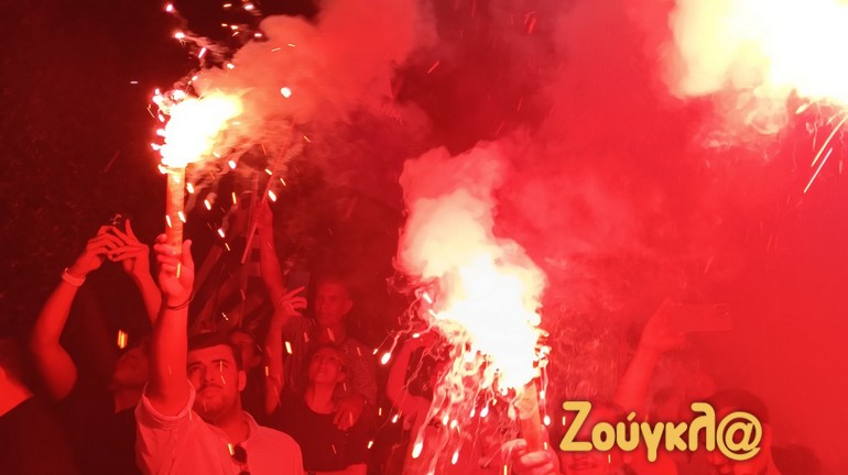 Πανηγυρισμοί έξω από τα γραφεία της Νέας Δημοκρατίας στην Πειραιώς