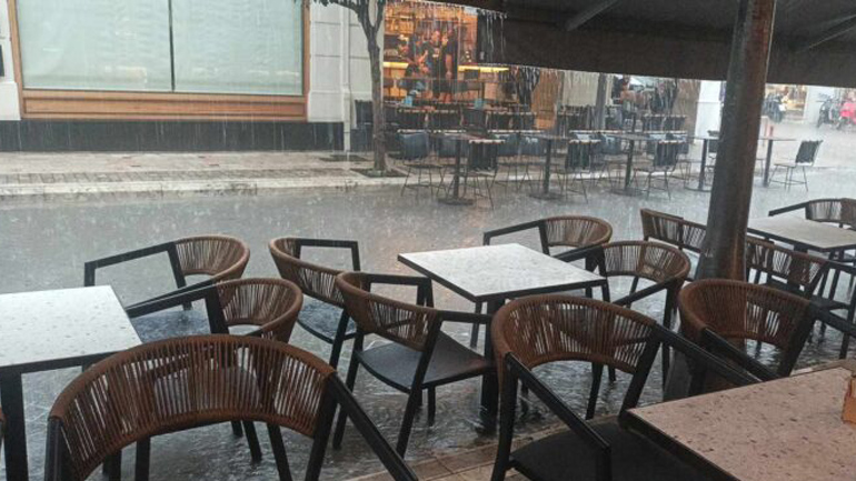 Ακραία καιρικά φαινόμενα στην Αιγιαλεία – Χαλάζι και ισχυροί άνεμοι στα Καλάβρυτα