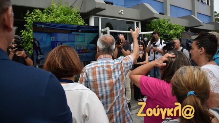 Χειροκροτήματα και επευφημίες από τον κόσμο που έχει συγκεντρωθεί έξω από τα γραφεία της Νέας Δημοκρατίας