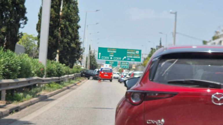 Τροχαίο στην Αθηνών – Λαμίας στο ύψος της Φιλαδέλφειας – Μεγάλο μποτιλιάρισμα στον Κηφισό