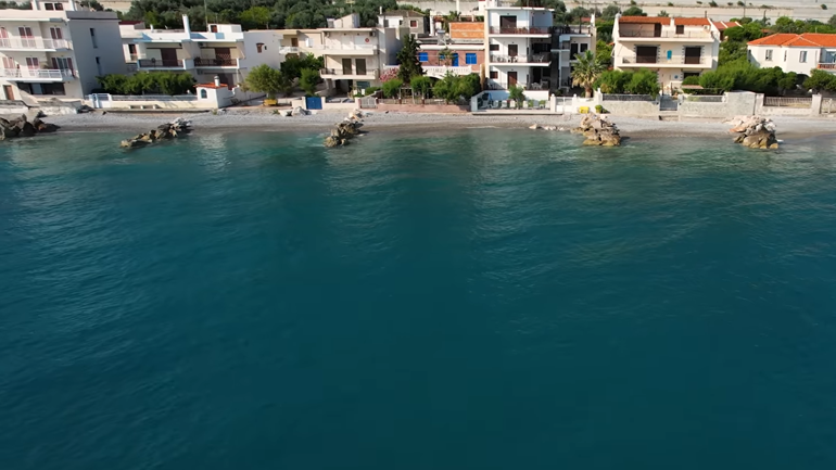 Αυτό είναι το στολίδι της Πελοποννήσου που αντιστέκεται στην άβυσσο του Κορινθιακού