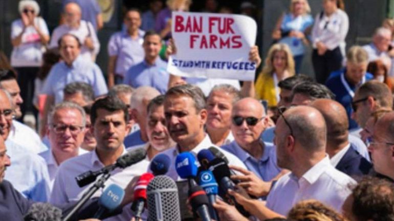 Απομάκρυναν άρον-άρον πολίτη που σήκωσε πλακάτ την ώρα που έκανε δηλώσεις ο Μητσοτάκης