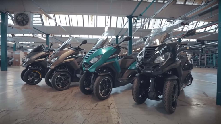 Mπαίνοντας στη γραμμή παραγωγής σε εργοστάσιο της Peugeot