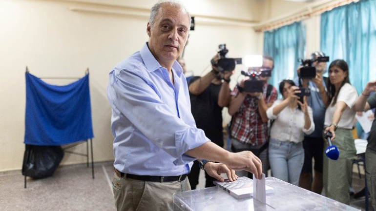 Σε λάθος εκλογικό τμήμα μπήκε να ψηφίσει αρχικά ο Βελόπουλος