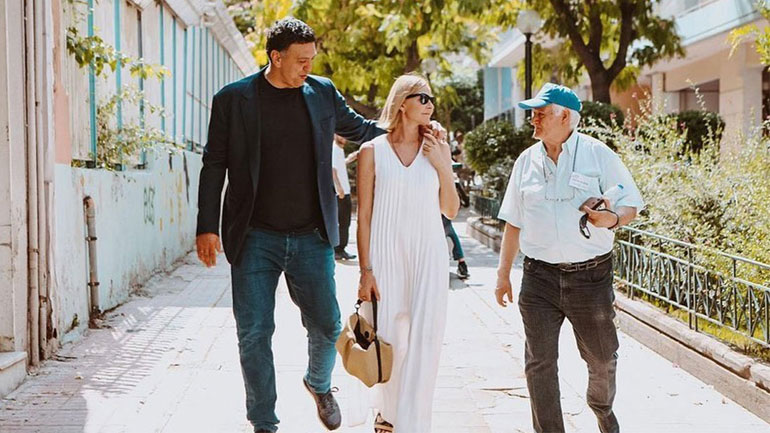 Βασίλης Κικίλιας: Έφτασε στο εκλογικό κέντρο στα Πετράλωνα αγκαλιά με την Τζένη Μπαλατσινού