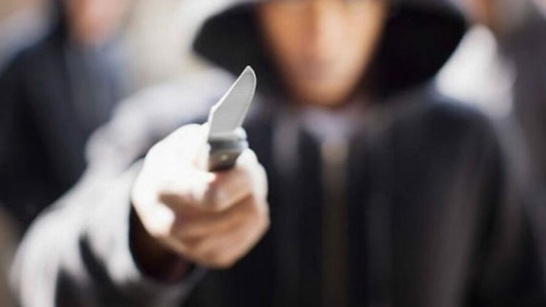 Μαχαίρωσαν 25χρονο σε μπαρ του Ηρακλείου – Στο νοσοκομείο ο νεαρός