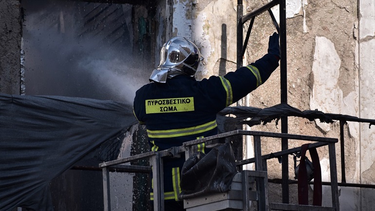 Φωτιά σε διαμέρισμα στους Αμπελόκηπους – Aπεγκλωβίστηκε μια ηλικιωμένη