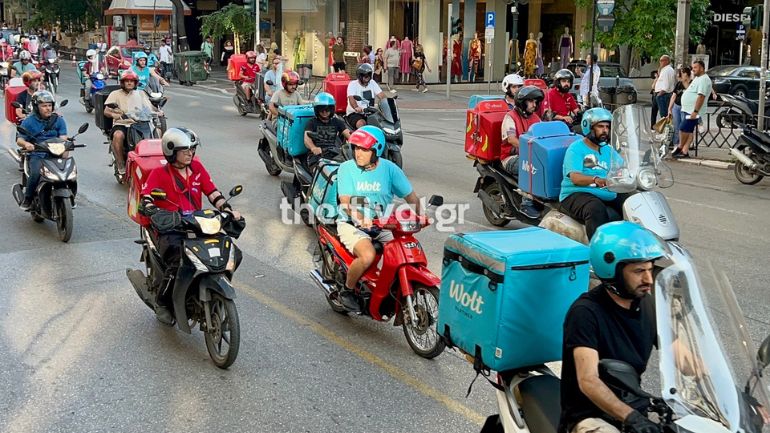 Στους δρόμους διανομείς στη Θεσσαλονίκη για τον θάνατο συναδέλφου τους Στους δρόμους διανομείς στη Θεσσαλονίκη για τον θάνατο συναδέλφου τους