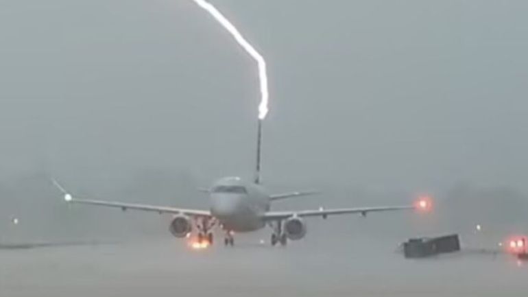ΗΠΑ: Η στιγμή που κεραυνός χτυπάει αεροπλάνο στο Αρκάνσας κατά τη διάρκεια καταιγίδας