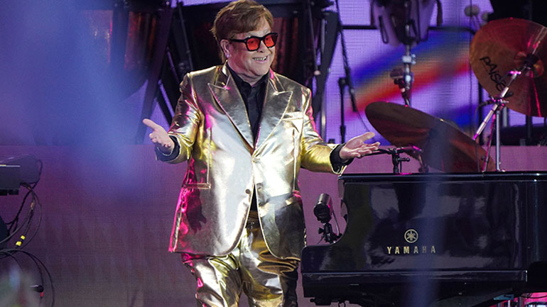 Βαθιά συγκινημένος ο Έλτον Τζον στο Φεστιβάλ του Γκλάστονμπερι – «Ίσως είναι η τελευταία μου συναυλία στην Αγγλία»