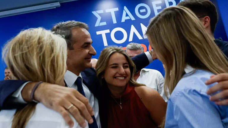 Κυριάκος Μητσοτάκης: Η αγκαλιά της οικογένειάς του μετά τη μεγάλη νίκη και τα δάκρυα του γιου του