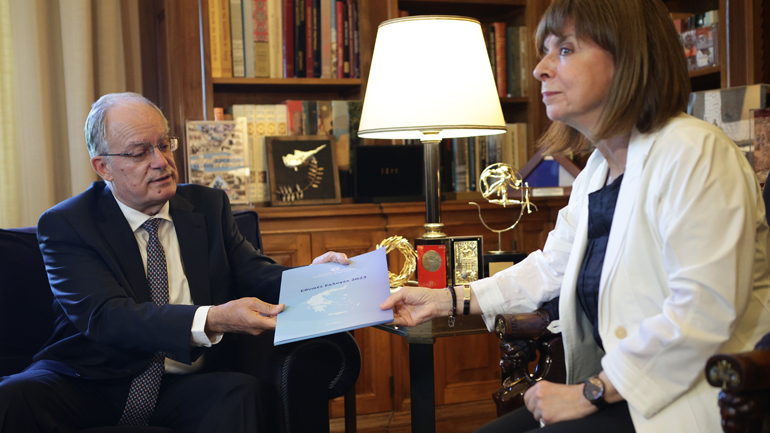 Ο πρόεδρος της Βουλής Κων. Τασούλας επέδωσε στην ΠτΔ Κ. Σακελλαροπούλου τα επίσημα αποτελέσματα