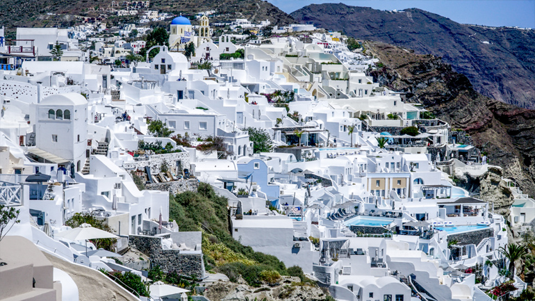 Συνελήφθη αστυνομικός για παράνομες οικοδομικές εργασίες στη Σαντορίνη