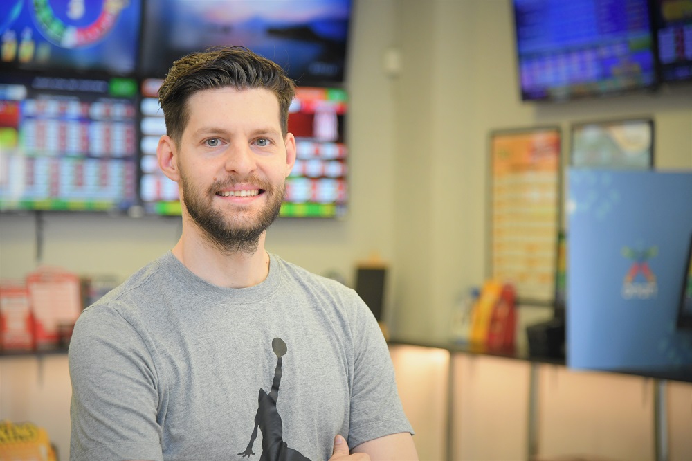 Λάμπρος Καραγιώργος, ιδιοκτήτης καταστήματος ΟΠΑΠ στην οδό Σπετσών 24 στην Αθήνα