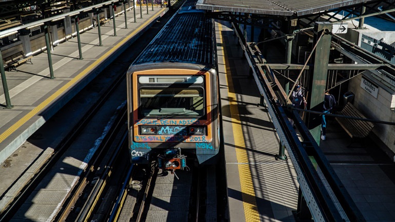 Νεκρός ο άνδρας που έπεσε στις γραμμές του Ηλεκτρικού στον Περισσό