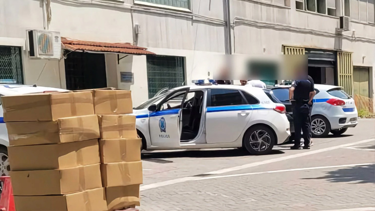 Πανικός στη Λάρισα: Άνδρας κυκλοφορούσε με μαχαίρι στο κέντρο της πόλης