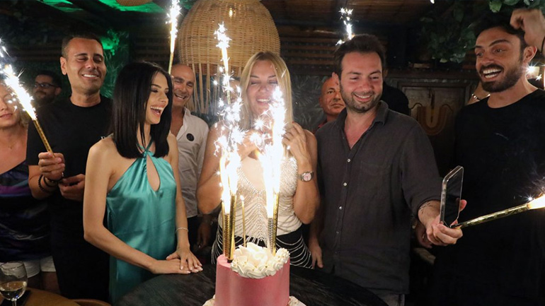 Λαμπερά γενέθλια στη Μύκονο για τη Χριστίνα Παππά – Στο πλευρό της ο γιος και η νύφη της