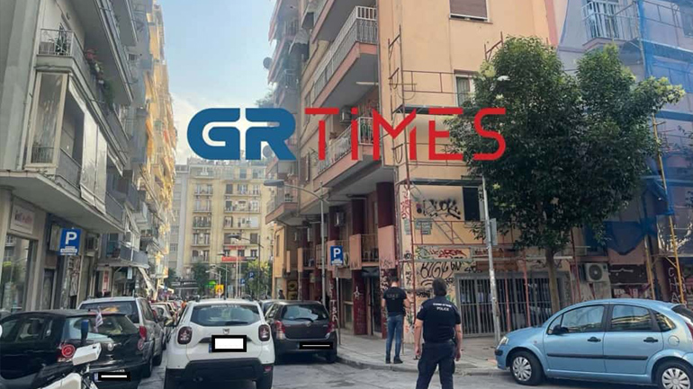 Θρίλερ στη Θεσσαλονίκη: Άνδρας που κυνηγούσε με μαχαίρι 17χρονο, «ταμπουρώθηκε» σε σπίτι με γυναίκα