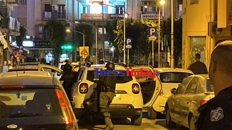 Στα χέρια της ΕΛ.ΑΣ. ο 50χρονος που «ταμπουρώθηκε» σε διαμέρισμα ενώ είχε κυνηγήσει με μαχαίρι 17χρονο