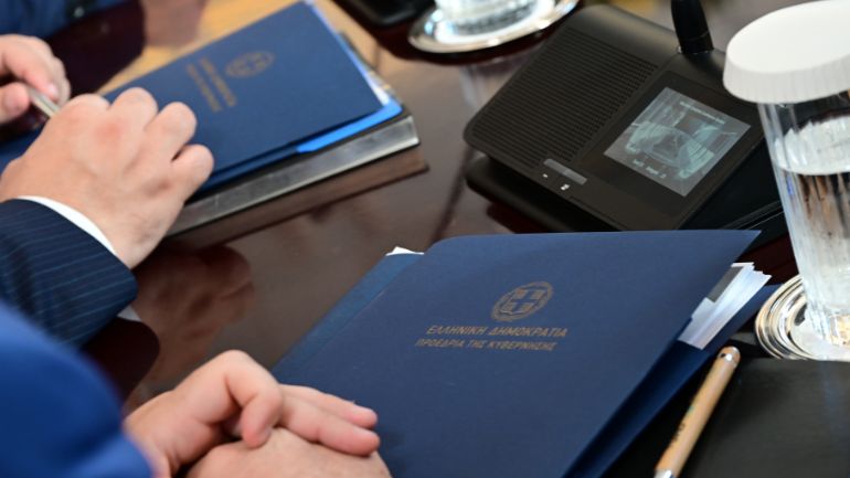 Υπουργικό Συμβούλιο: Τι περιέχουν οι μπλε φάκελοι που παρέδωσε ο πρωθυπουργός στους υπουργούς