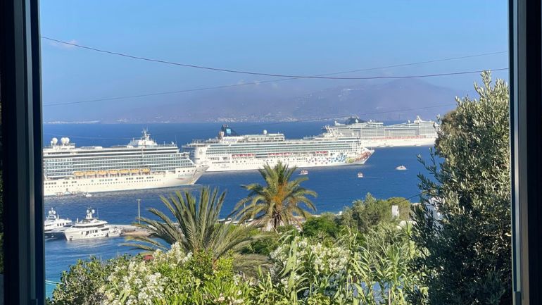 Ατελείωτο πάρκινγκ κρουαζιερόπλοιων το λιμάνι της Μυκόνου