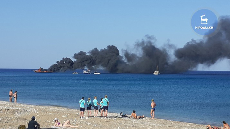 Φωτιά σε ημερόπλοιο στη Ρόδο