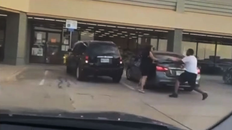 Πήγε να πατήσει τον σύντροφο της με το SUV μπροστά στον κόσμο