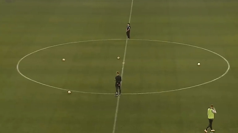 Ακριβής βολή στο κέντρο του γηπέδου