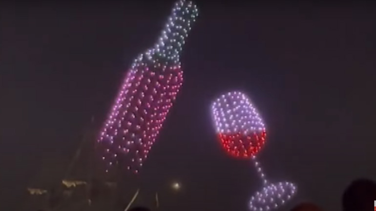 Drones σχημάτισαν ένα μπουκάλι που σερβίρει κρασί στον ουρανό της Γαλλίας