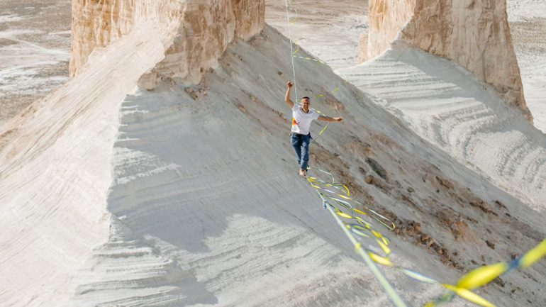 Παραβιάζοντας την βαρύτητα: Οι πιο εντυπωσιακές στιγμές slackline με τον Jaan Roose