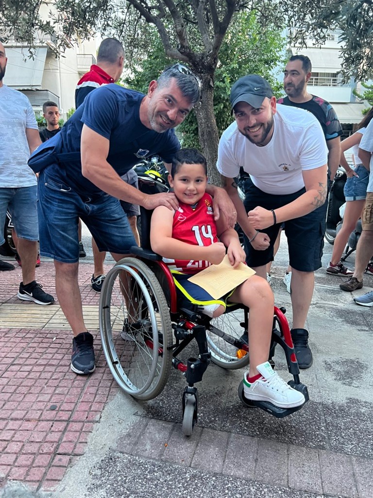 Εκπρόσωπος της Original 21 της ΑΕΚ παραδίδει στον Γιάννη τη βοήθεια της