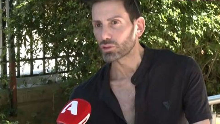 O Νίκος Φλωρινιώτης δείχνει στην κάμερα το σημάδι στον ώμο από την μάχη του με τον καρκίνο