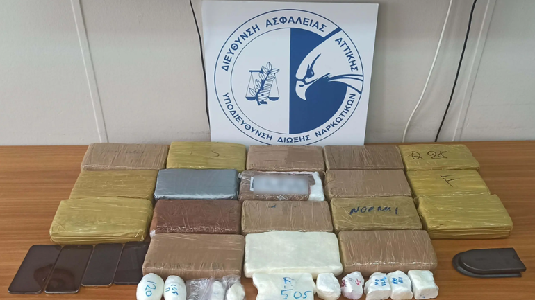 Κατασχέθηκαν πάνω από 21 κιλά κοκαΐνης – Ήταν κρυμμένα σε δύο αυτοκίνητα πίσω από ραδιόφωνο και καντράν